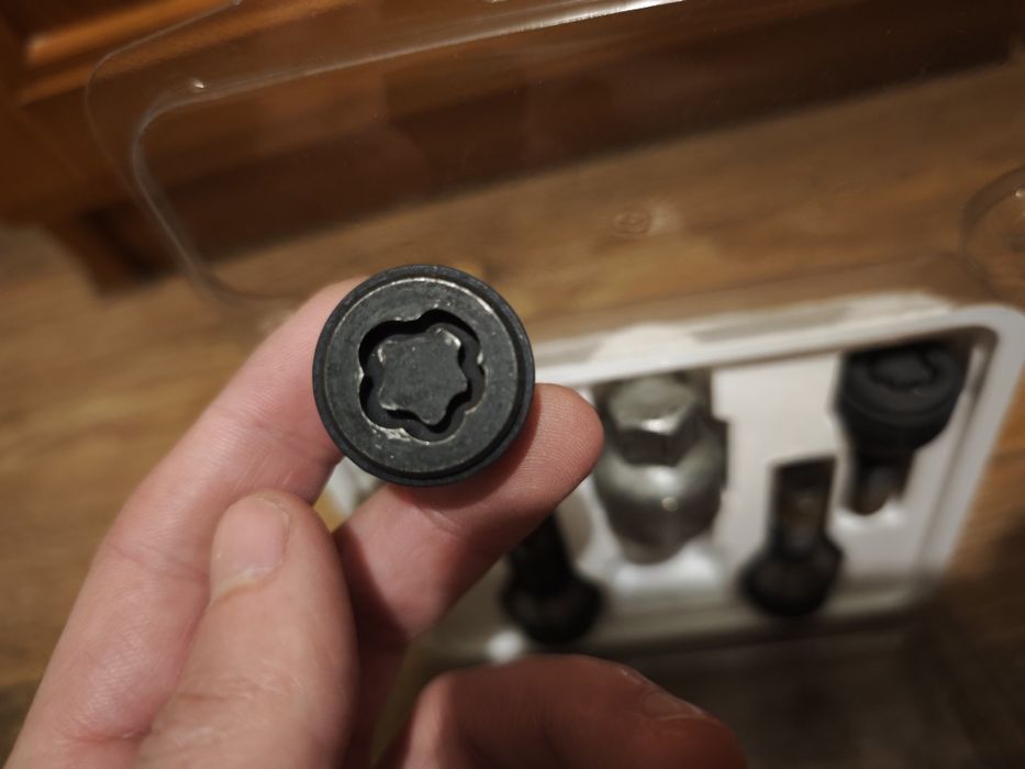 Оригинални секретни болтове за BMW