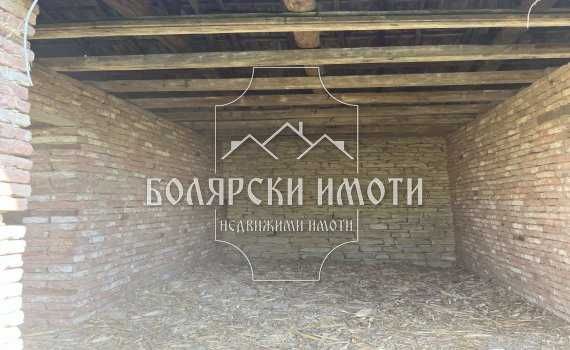 Дворно място със стопанска постройка в село Обединение