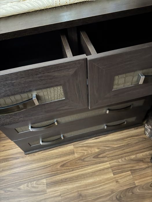 Продам тумбу под  телевизор