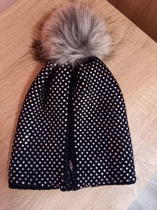 Зимна шапка с пухче