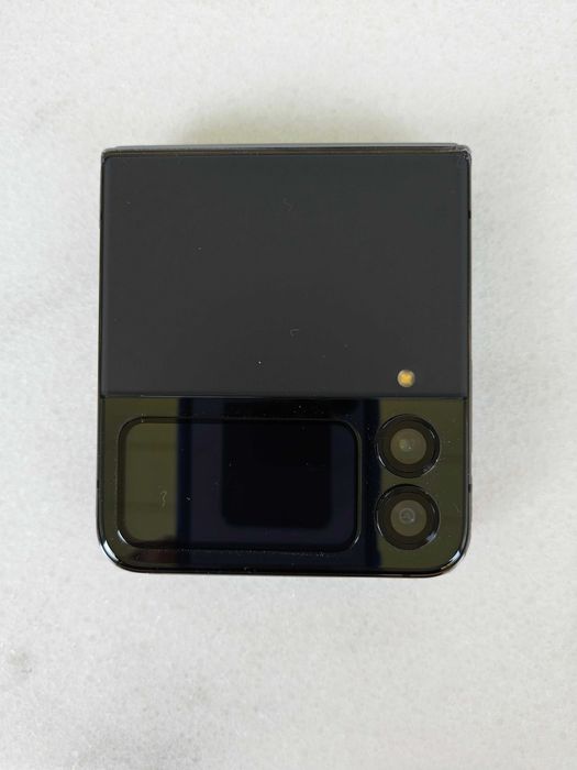 Продавам смартфон Samsung Galaxy Flip4