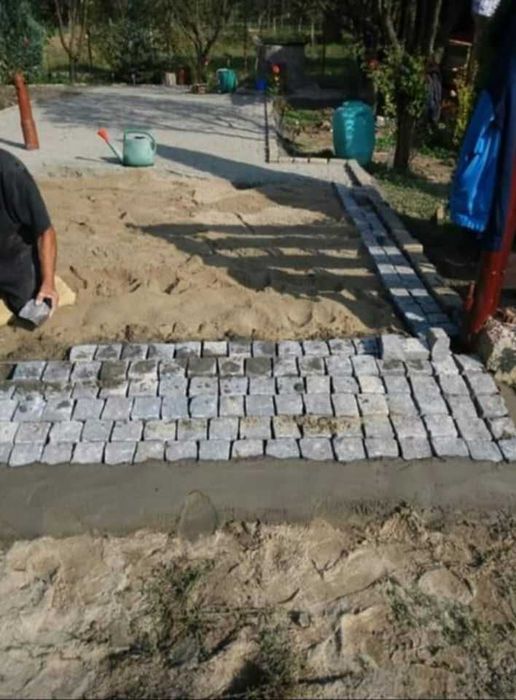 Piatră cubică naturală și montaj | Amenajări curți