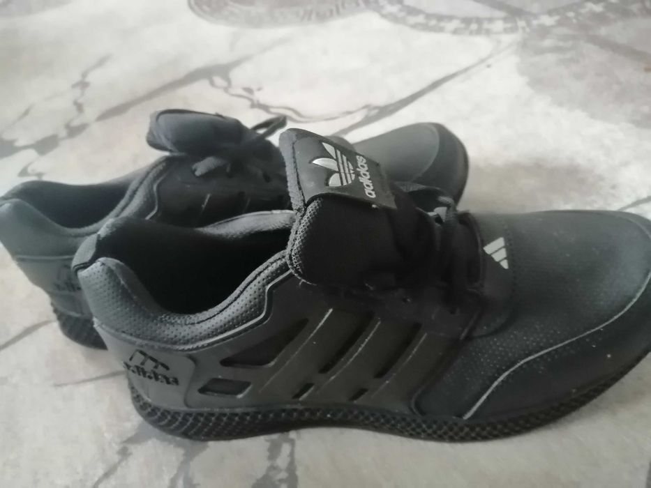 Продавам маратонки Adidas
