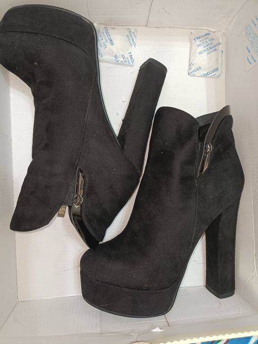 Срочно продам ботинки