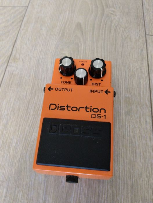 Продам педаль Distortion Ds-1 и блок питания для нее