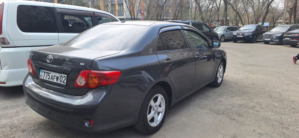 Легковая машина Тойота королла
