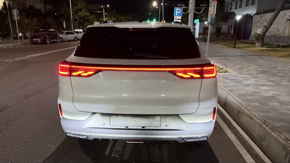 Dongfeng Aeolus Huge Mach Hybrid Passenger EV Car