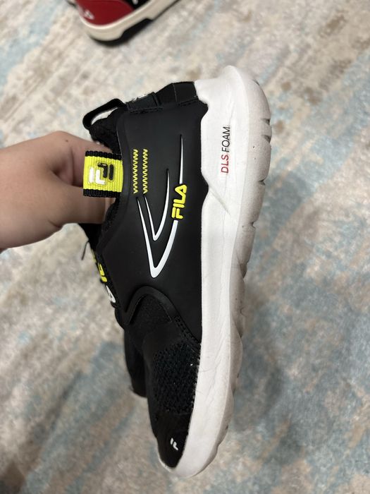 черные кроссовки FILA