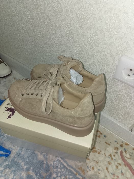 Продам новые кроссовки размер 36