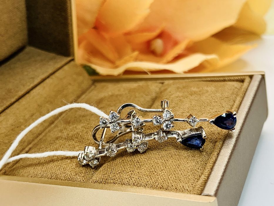 Лаконичные золотые серьги с бриллиантами и Сапфирами