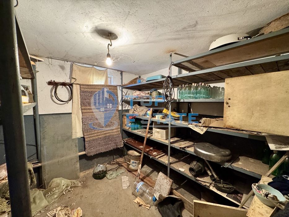 Масивна тухлена къща с кладенец и голям двор в село Ново Градище, обл