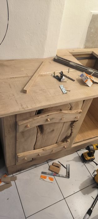Mobilier rustic din lemn masiv