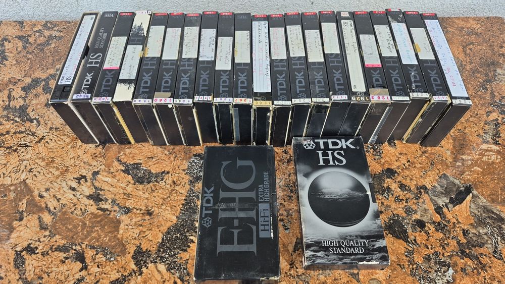 Vând o colecție de 48casete video VHS originale TDK de 240 de minute