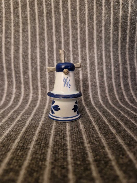 Delft синьо – мини винтидж солница-мелница с въртящи се перки