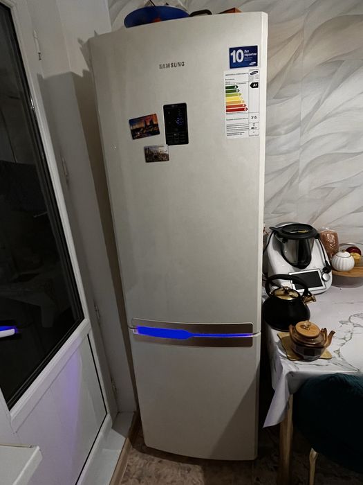 Двух камерный холодильник