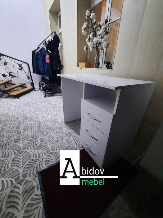 Современный и функционалый письменный стол,  парта для офиса и дома.