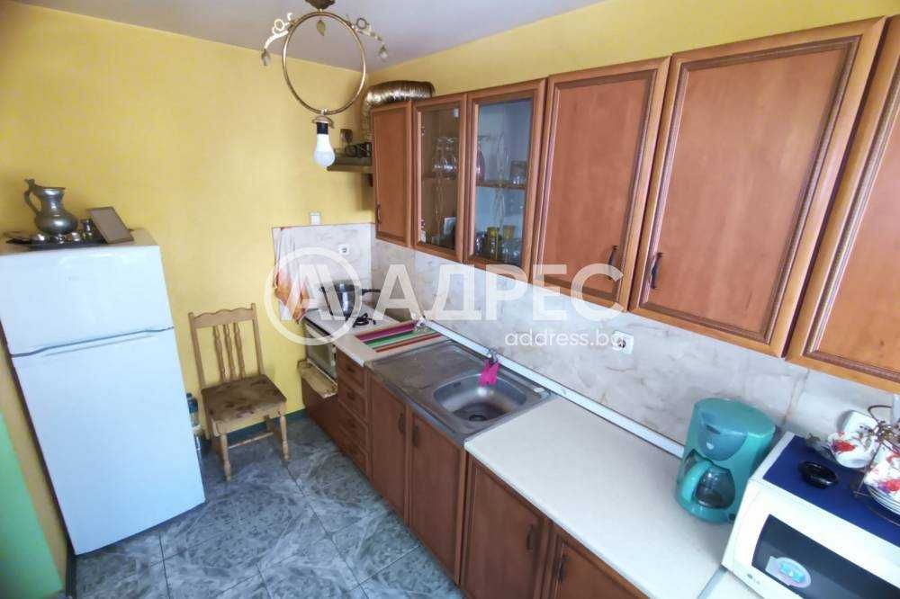 Tриетажна къща в тих и спокоен квартал