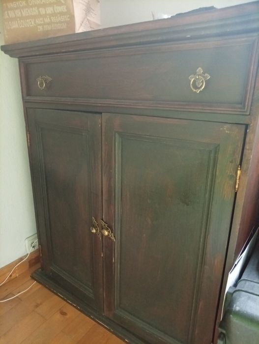 Старинен дървен шкаф от масив