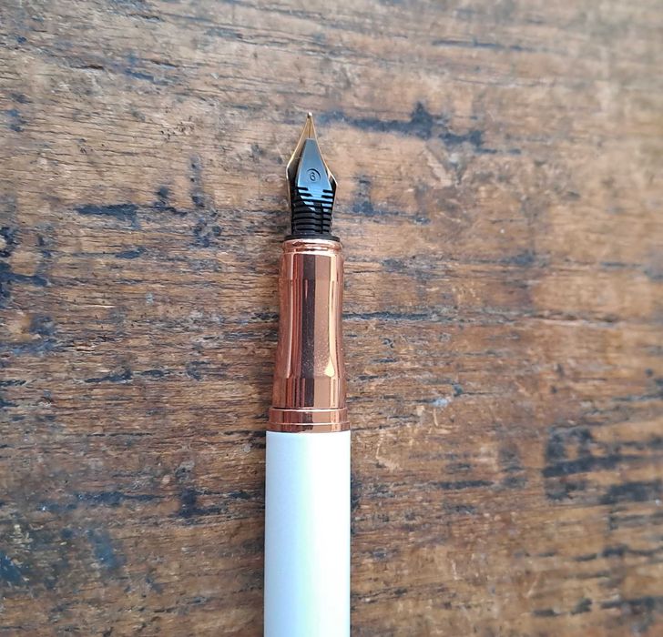 писалка Пеликан Peliкan перлено бяло и розов злато метал Peliкan Perl