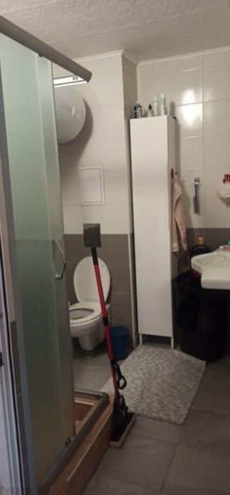 Триетажна Къща с двор в ж.к Меден Рудник