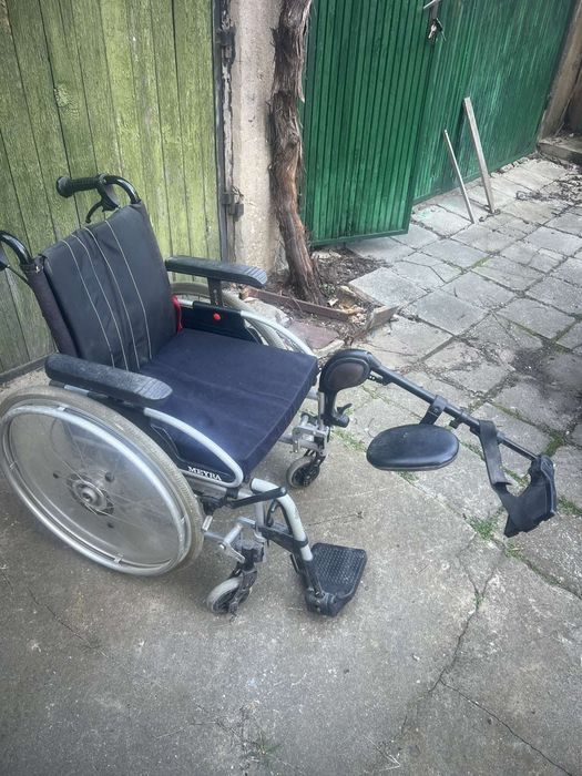 Инвалидна количка "Meyra" със стойка за ляв крак