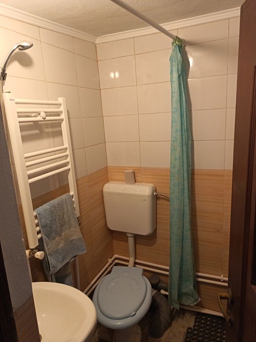 Inchiriez camera la curte