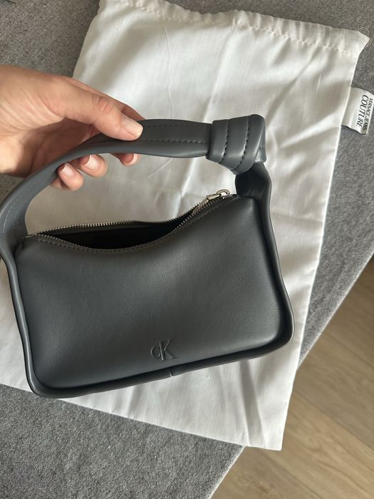 Сива чантичка Calvin Klein