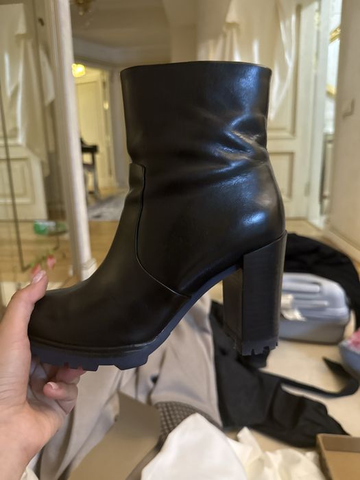 Стильные черные ботильоны на устойчивом каблуке