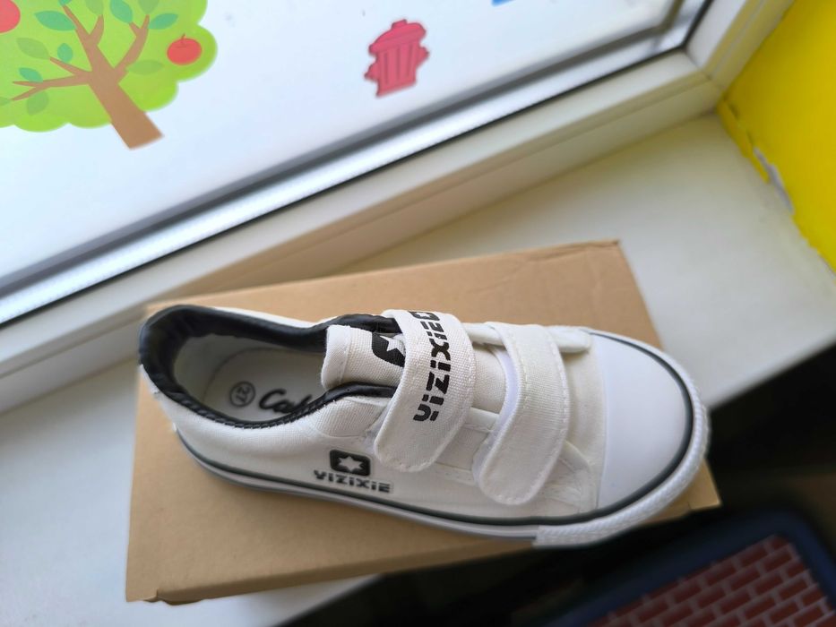 Нови обувки за момче