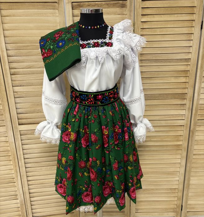 Costum traditional/popular pentru femei de Maramures autentic complet