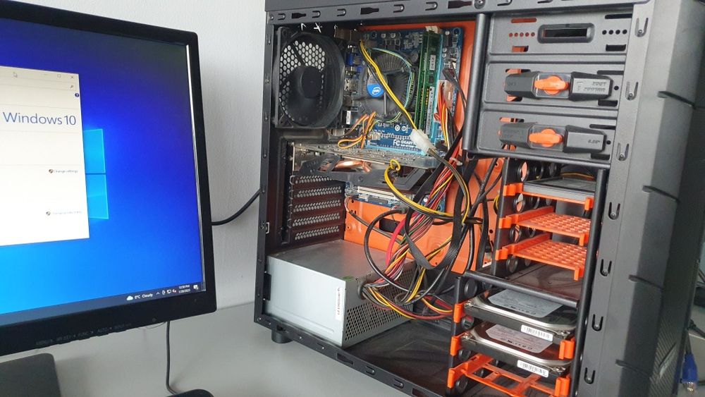 Unitate PC desktop i3, 16gb, hd6950, ssd 120gb monitor 22"