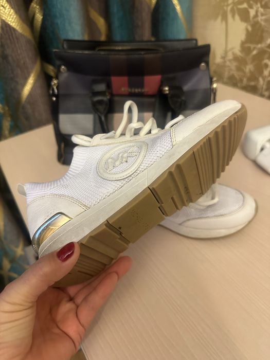 Кроссовки женские