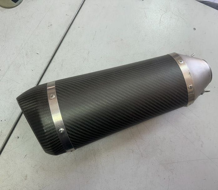 Оригинален карбонов ауспух на LeoVince