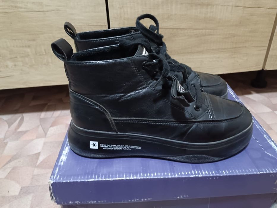 Кроссы женские продам