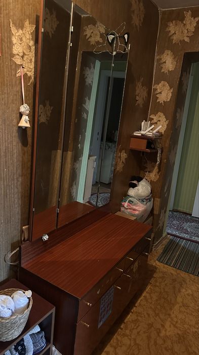 Отдам трюмо с зеркалом