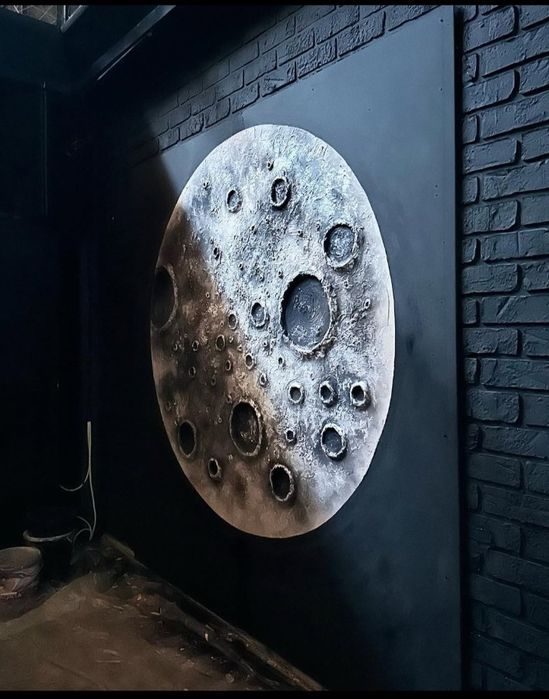 Декоративная Луна на стене