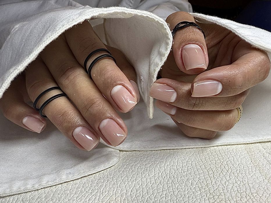 Unghii cu gel sau cu oja semipermanenta