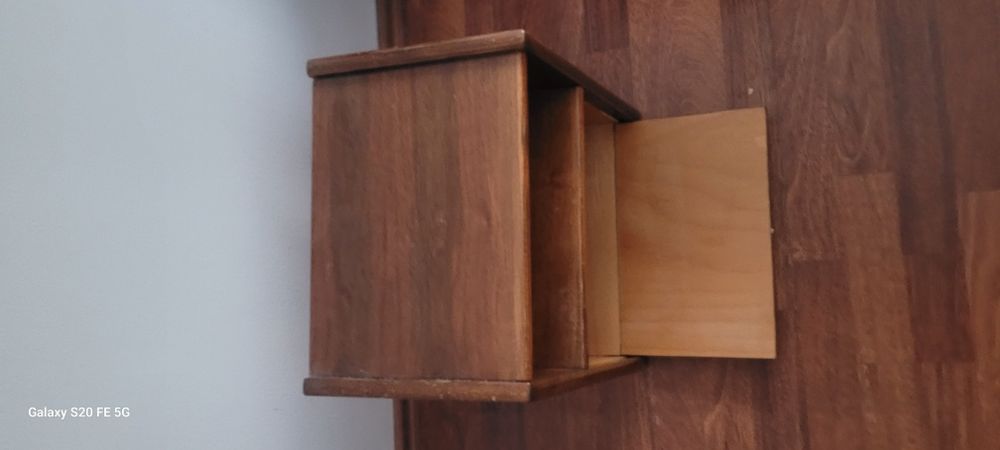 Vand noptiere pat 60 lei / buc.