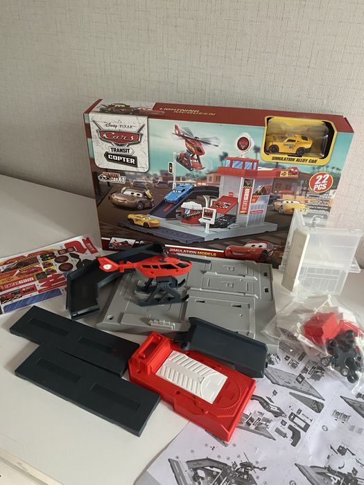 Паркинг с път, кола и хеликоптер Макуин, McQueen