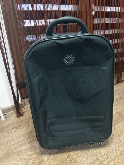 Troler mic de culoare verde inchis