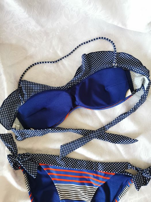 Горнище на бански в контрастни детайли