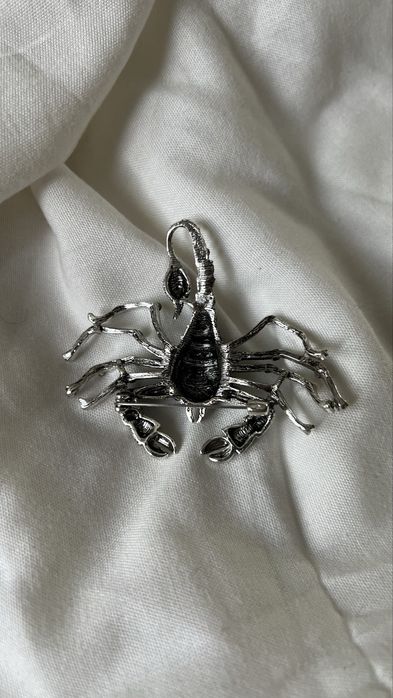 Brosa deosebita -crab cu strasuri