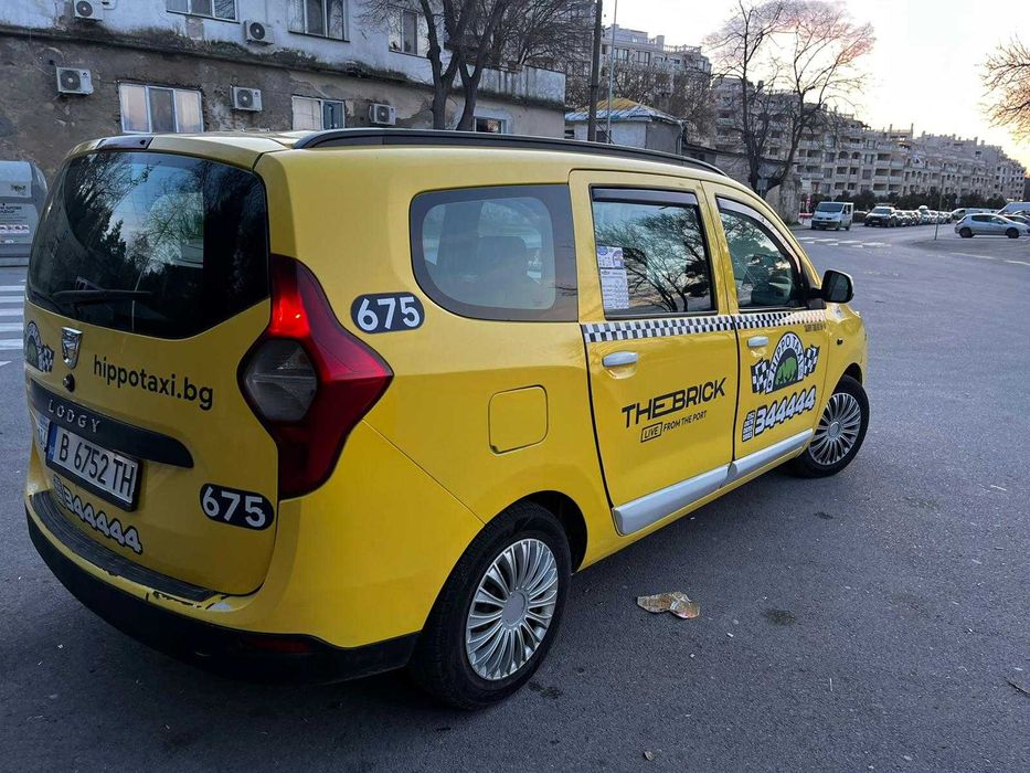 Жълта Дачия Лоджи