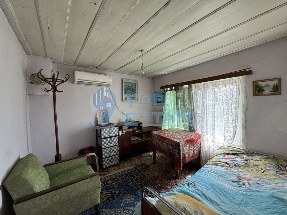 Къща с голям двор и допълнителни постройки в село Янтра, област Велик