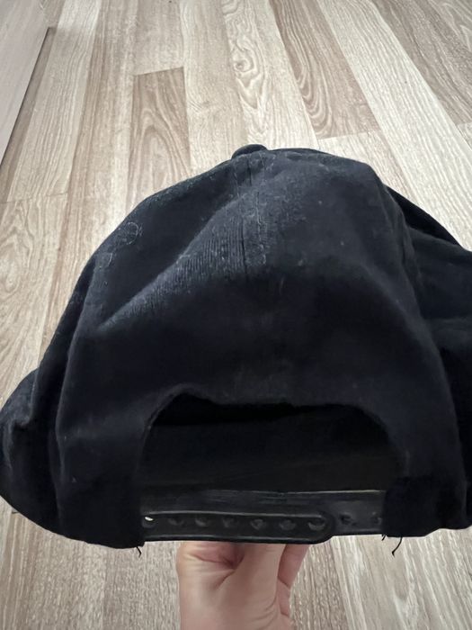 Атрактивна шапка с козирка