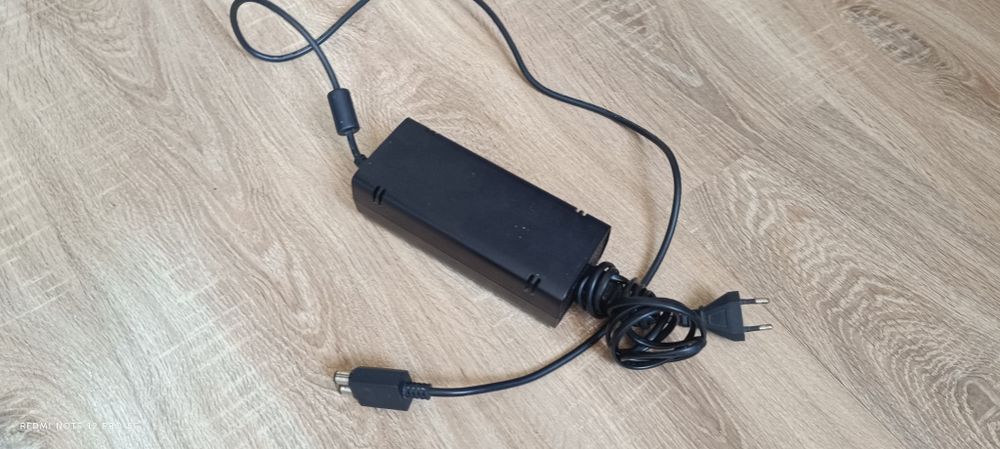 Vand xbox 360 doua controlarea+ sapte jocuri
