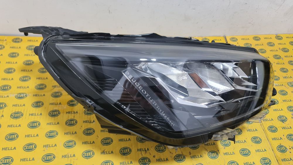 Far dreapta led Peugeot 208 II facelift 2018+ 9833036180