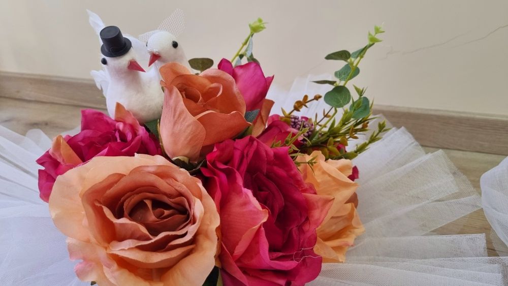 Decorațiuni nuntă mașină miri și nași