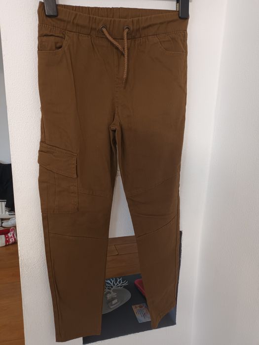 Pantaloni cargo maro din material elastic tip twill