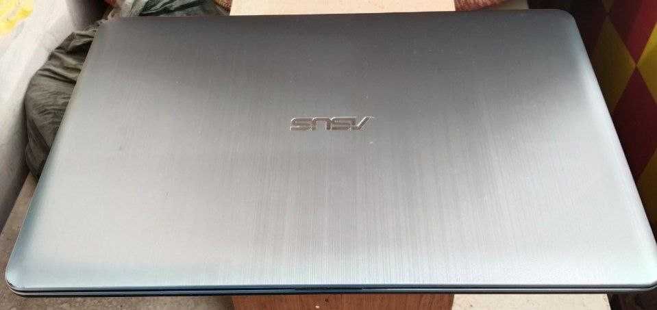 Noutbuk Asus Srochniy